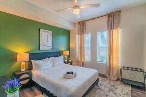 Escritorio, tabla de planchar con plancha, wifi y ropa de cama