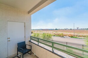 Property grounds - Steps from Stadium w/Balcony,Pool,Gym,Parking,W/D (Glendale)