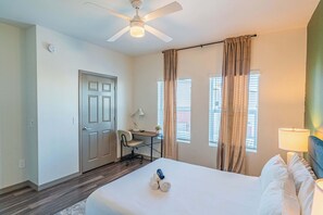 Escritorio, tabla de planchar con plancha, wifi y ropa de cama 