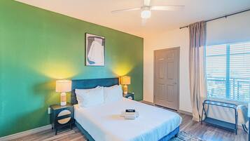 Escritorio, tabla de planchar con plancha, wifi y ropa de cama