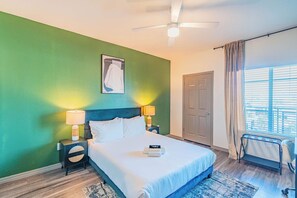 Escritorio, tabla de planchar con plancha, wifi y ropa de cama 