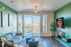 Televisión y oficina 