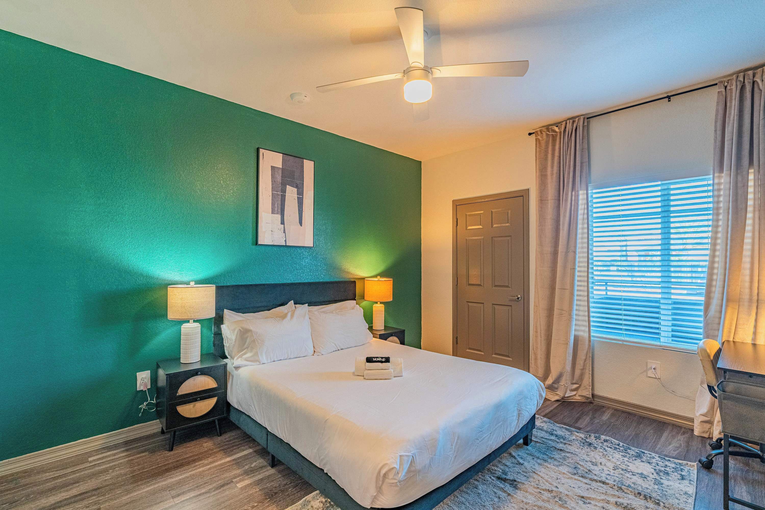 書桌、熨斗/熨衫板、Wi-Fi、床單