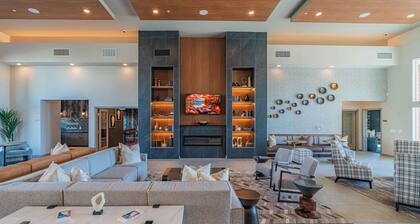 Near the Stadium w/ Balcony-Pool-Gym-W/D-Parking