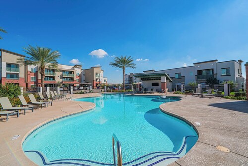 Near the Stadium w/ Balcony-Pool-Gym-W/D-Parking