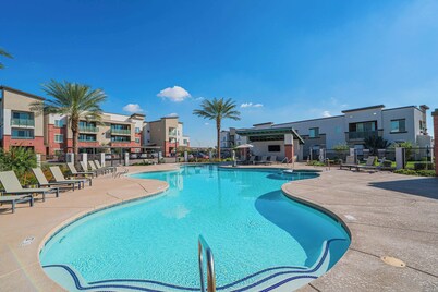 Near the Stadium w/ Balcony-Pool-Gym-W/D-Parking