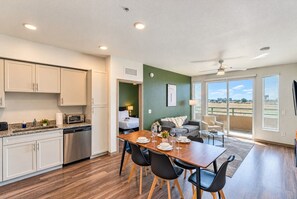 Een moderne keuken met een eethoek, een slaapkamer en een balkon met uitzicht.