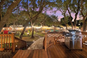 Outdoor dining - HeatedPool-PickleBall-Basktball-Golf-FirePit-Games (San Antonio)
