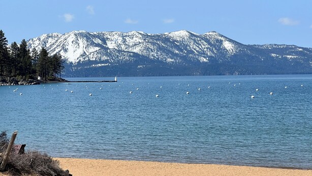 A lake with mountains in the background and a sandy beach in the foreground. - Resort 2 beds Studio occ. for 4 Parcel Kitchen Enchanting Breckenridge Christmas (Breckenridge)