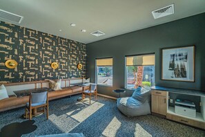 Televisión y oficina 