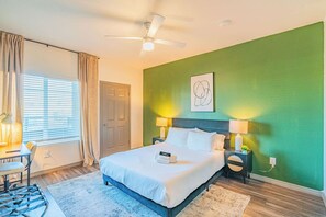 Escritorio, tabla de planchar con plancha, wifi y ropa de cama 