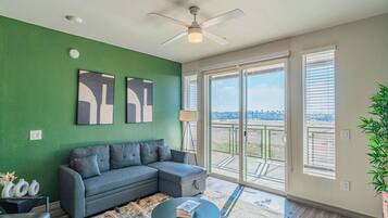 Una televisión, una oficina