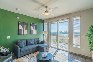 TV, offices - Spot Near Westagate w/Balcony,Pool,Gym,Parking,W/D (Glendale)