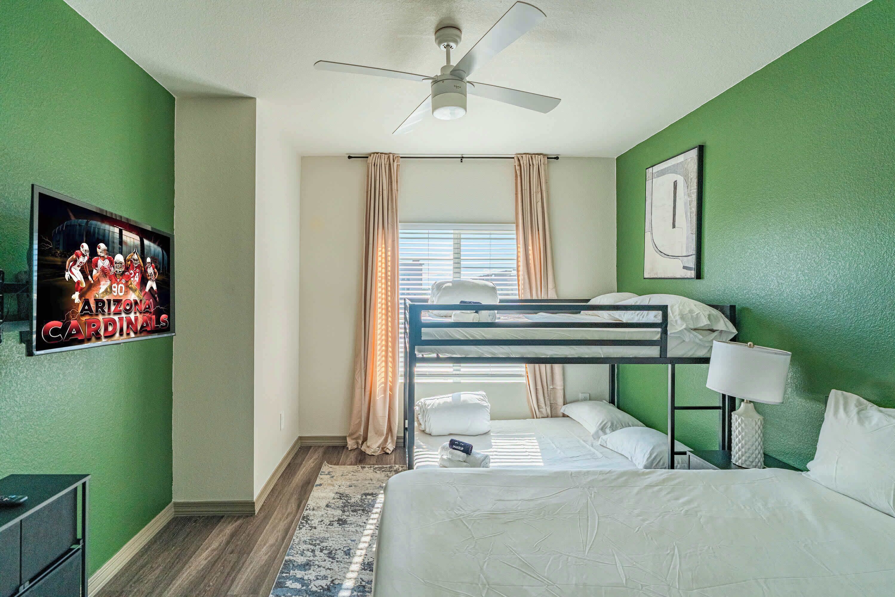 Escritorio, tabla de planchar con plancha, wifi y ropa de cama 