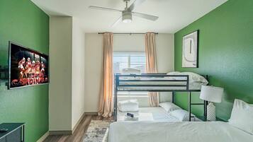 Escritorio, tabla de planchar con plancha, wifi y ropa de cama