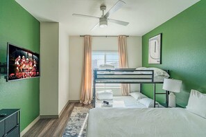 Skrivebord, strykejern/-brett, wi-fi og sengetøy