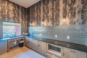 Fridge, microwave, oven, stovetop - Stadium-Side Escape w/Pool, Gym, Balcony, Parking (Glendale)