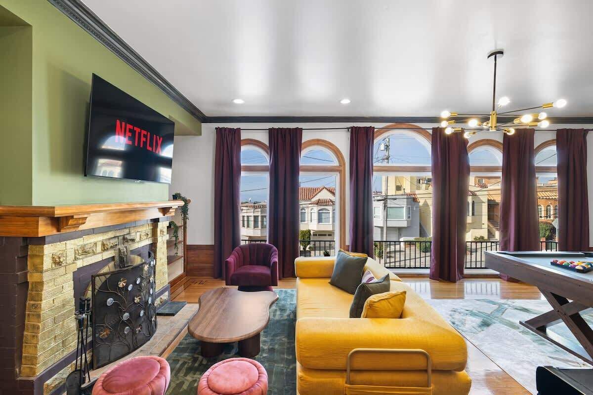 Una televisión, una chimenea, una oficina