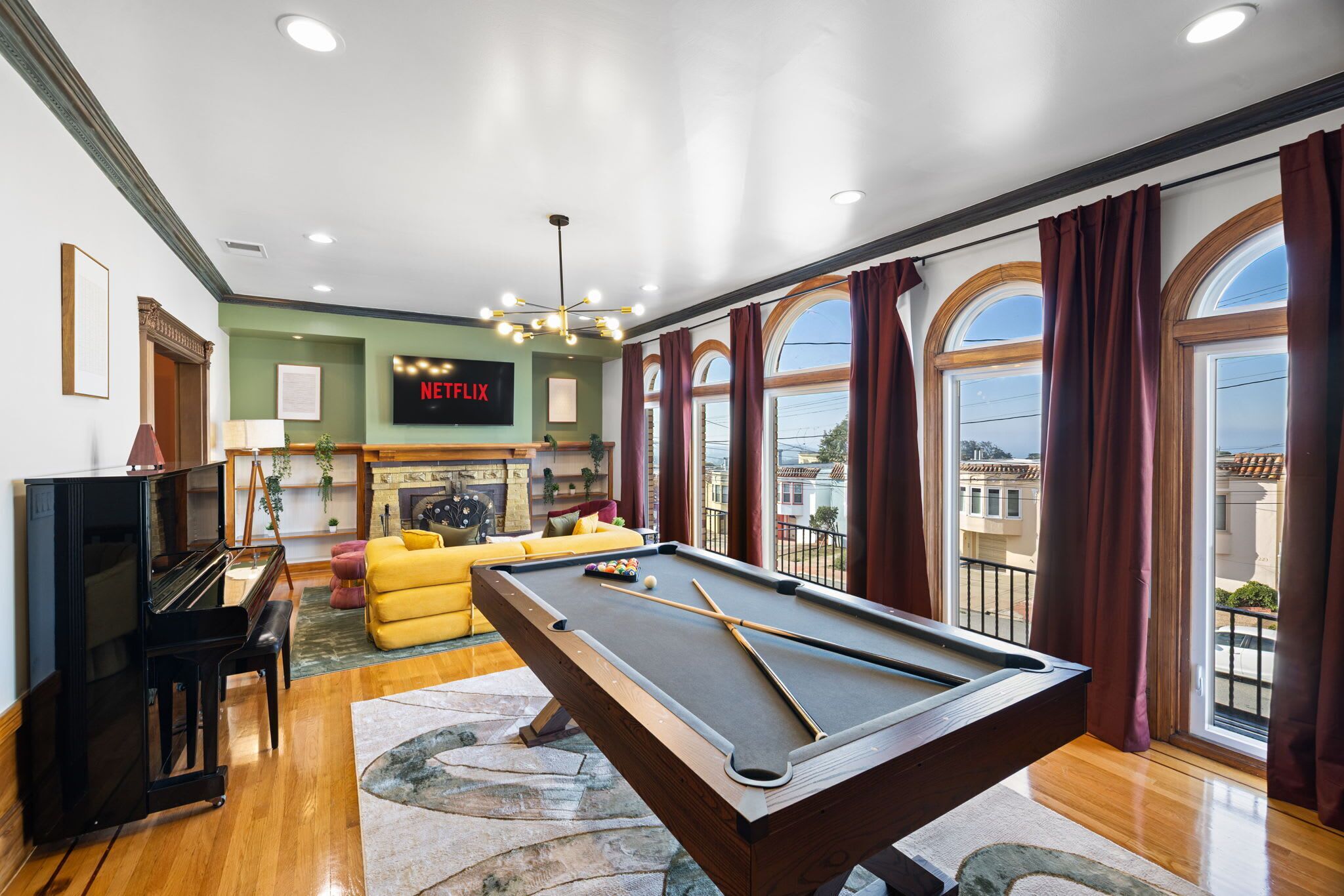 Una televisión, una chimenea, una oficina