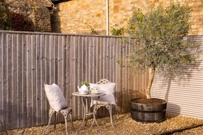 Terrace/patio - Beautifully refurbished two bedroom - 1 Horseshoe Cottages (Kingham)