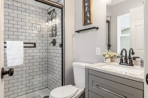 Shower, hair dryer, towels - Bellerive Hangout with Hot Tub (Saint Louis)