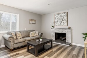 Smart TV, video games, table football, ping pong - Bellerive Hangout with Hot Tub by StayLage (Saint Louis)