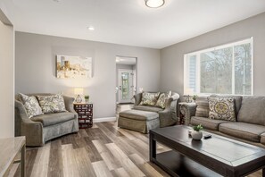 Smart TV, video games, table football, ping pong - Bellerive Hangout with Hot Tub by StayLage (Saint Louis)