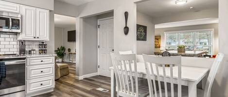 Kylskåp, mikrovågsugn, ugn och spishäll