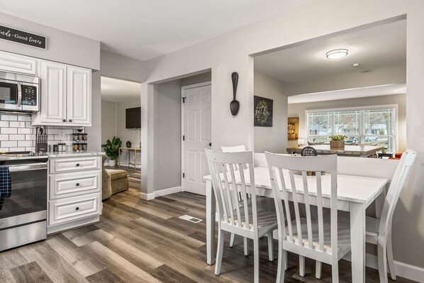 Fridge, microwave, oven, stovetop - Bellerive Hangout with Hot Tub by StayLage (Saint Louis)