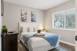 3 bedrooms, iron/ironing board, free WiFi, bed sheets - Bellerive Hangout with Hot Tub (Saint Louis)