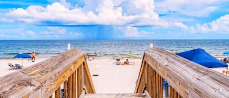 Playa en los alrededores y camastros