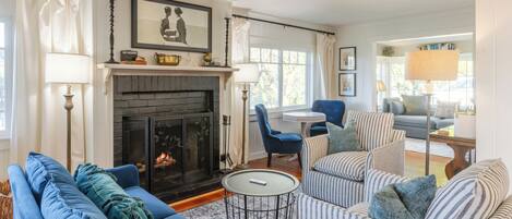 Smart TV, chimenea y tenis de mesa