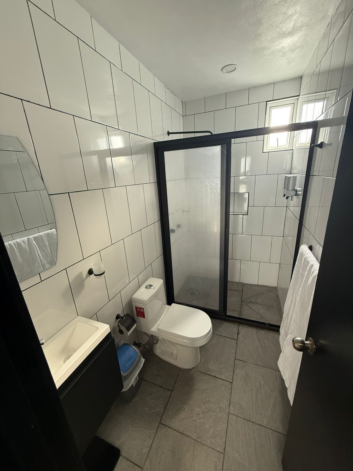 Sèche-cheveux, serviettes fournies, savon, papier toilette