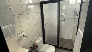 Sèche-cheveux, serviettes fournies, savon, papier toilette