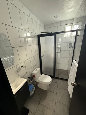 Sèche-cheveux, serviettes fournies, savon, papier toilette