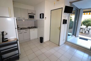 Kühlschrank, Mikrowelle, Geschirrspüler, Toaster