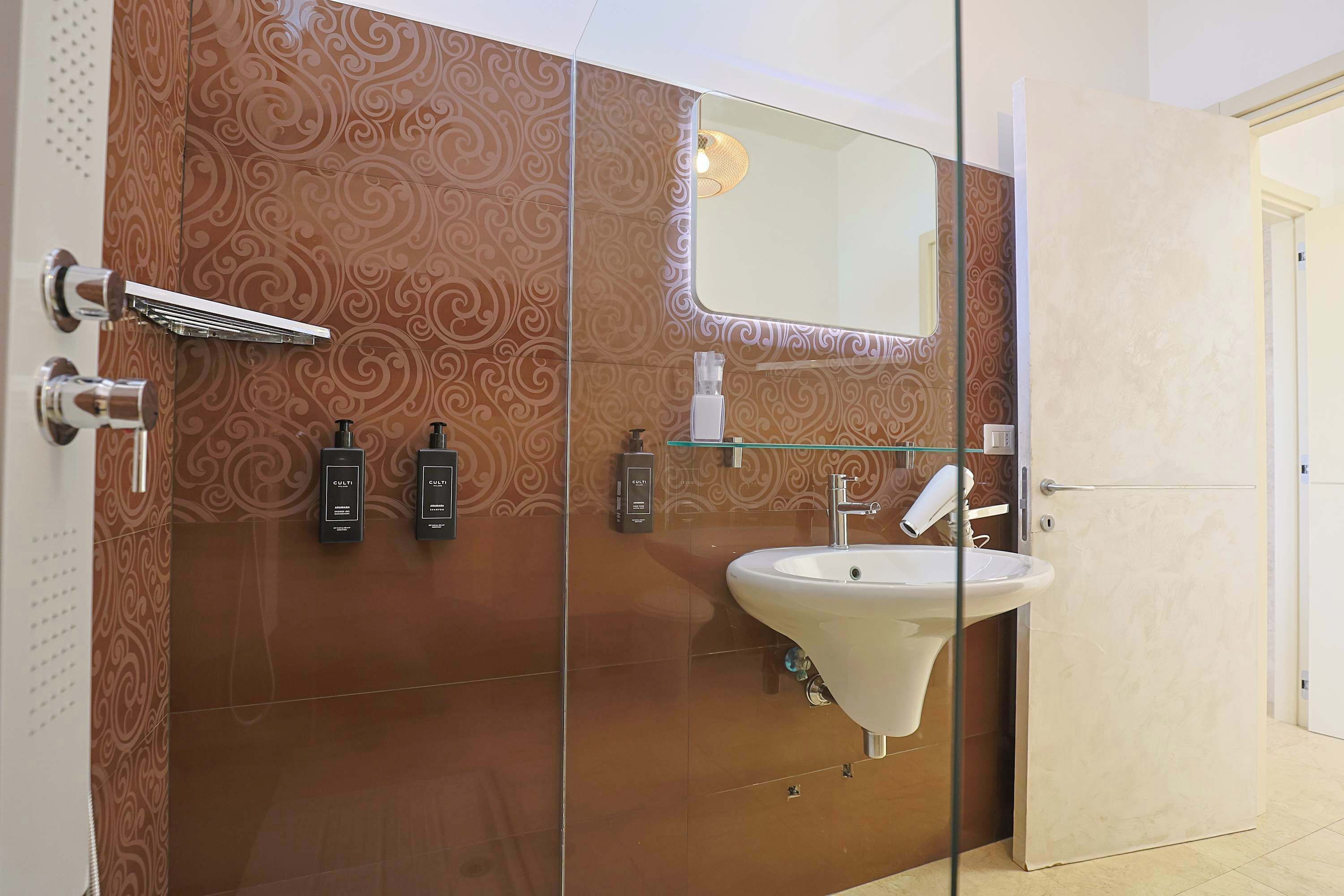 Een douche, een haardroger, een bidet, handdoeken