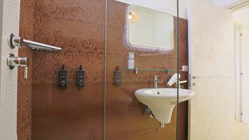 Een douche, een haardroger, een bidet, handdoeken