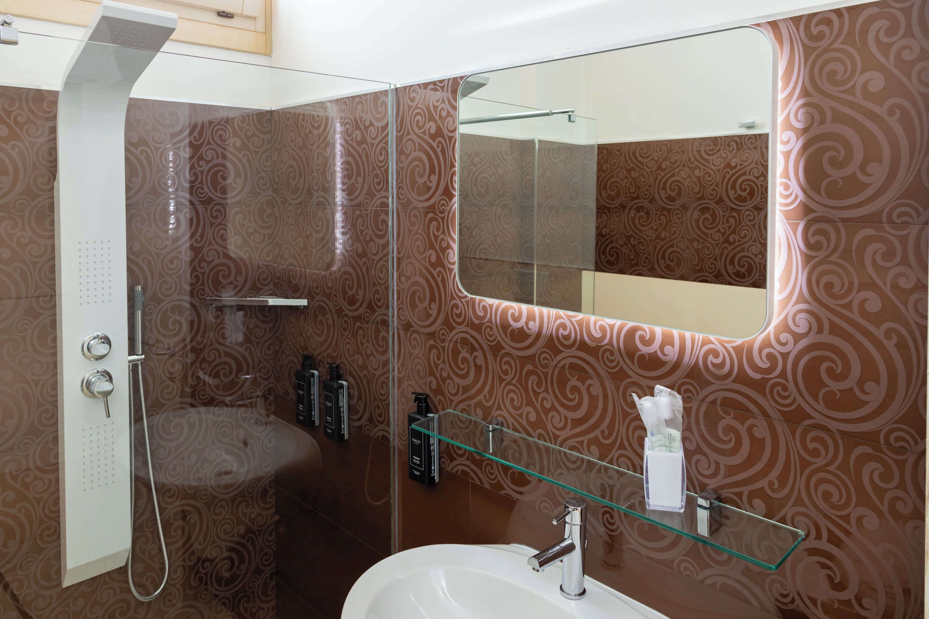 Dusj, hårføner, bidé og håndklær