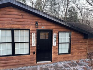 Exterior detail - Outdoor Living - Hot Tub - Breakfast - Fenced Yard - Near Attractions (Pigeon Forge)