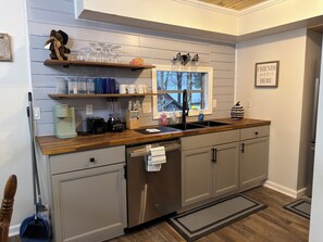 Fridge, oven, stovetop, dishwasher - Outdoor Living - Hot Tub - Breakfast - Fenced Yard - Near Attractions (Pigeon Forge)