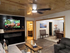 Fireplace, video games - Outdoor Living - Hot Tub - Breakfast - Fenced Yard - Near Attractions (Pigeon Forge)