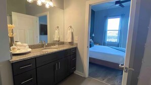 2 bedrooms, iron/ironing board, WiFi, bed sheets - 3 Beds 2BR/2BA • Walk to Belmont/Vandy • Parking (Nashville)
