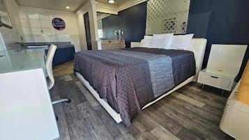 Habitación superior | Escritorio, tabla de planchar con plancha, wifi gratis