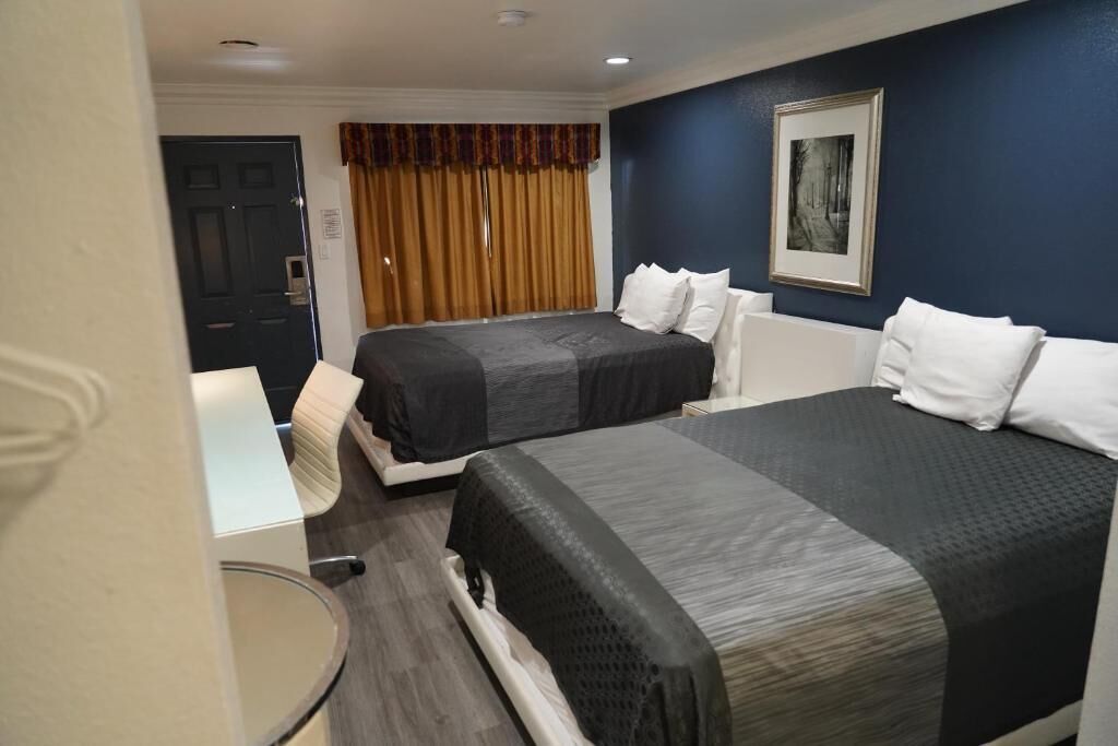 Deluxe Double Room | Desk, iron/ironing board, free WiFi