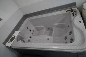 Superior Room | Private spa tub - Flamingo Inn (Rosemead)