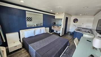 Escritorio, tabla de planchar con plancha, wifi gratis