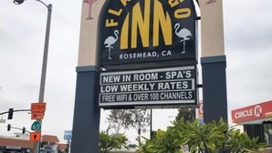 Une enseigne d’hôtel pour le Flamingo Inn à Rosemead, en Californie, faisant la publicité de nouveaux services de spa proposés dans les chambres, de tarifs hebdomadaires avantageux, d’une connexion Wi-Fi gratuite et de plus de 100 chaînes de télévision.