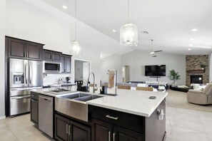 Mikroaaltouuni, uuni, liesi, astianpesukone