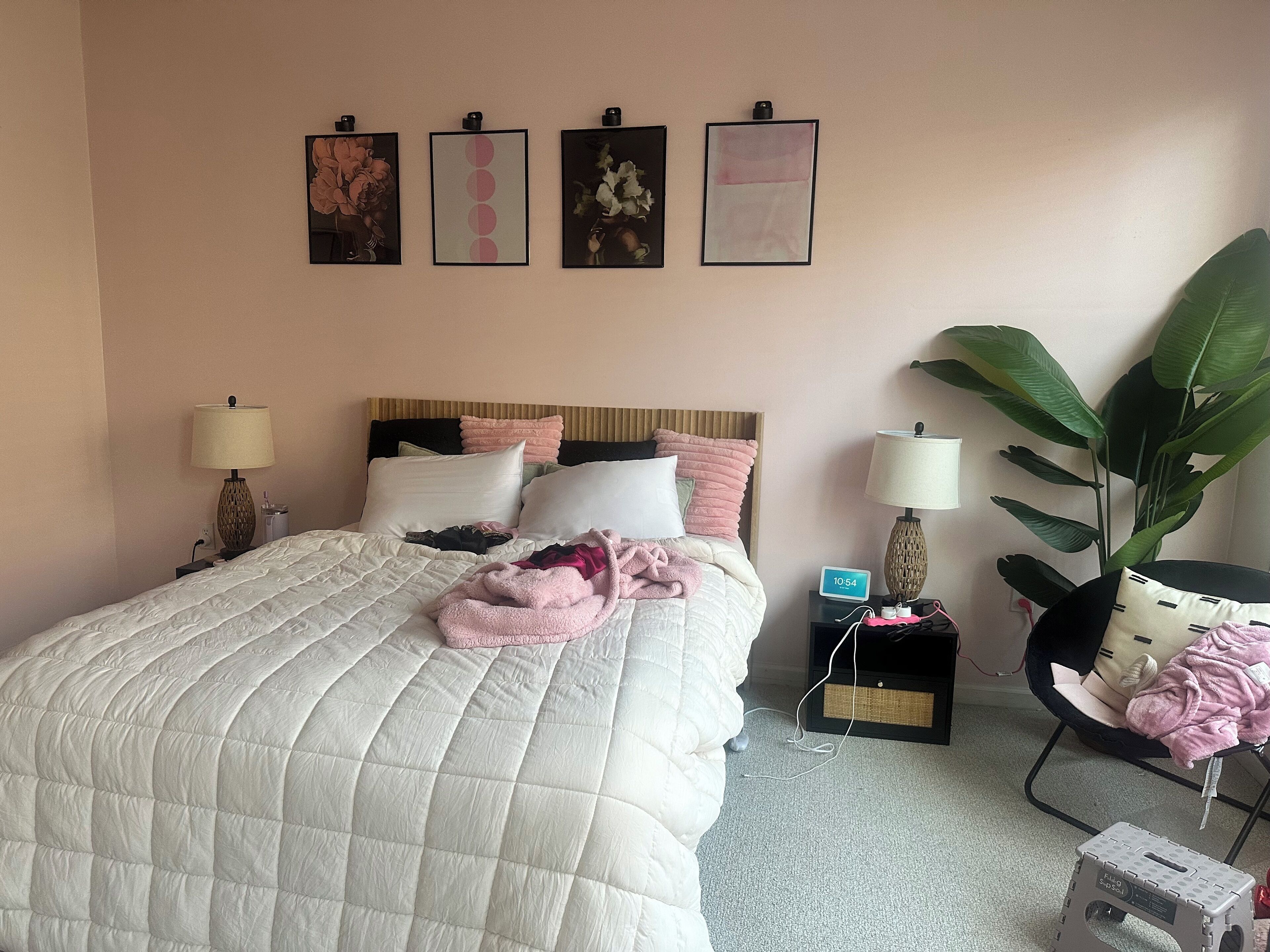 Tabla de planchar con plancha, wifi y ropa de cama 